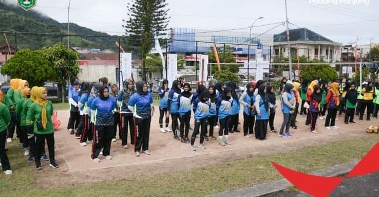 Perwosi Padang Panjang Gelar Turnamen Volly Perebutkan Piala Wali Kota
