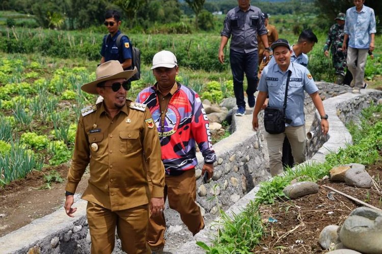 Bupati Tanah Datar Tinjau Pembangunan  Irigasi Bulaan Tuo-Ikua Padang 