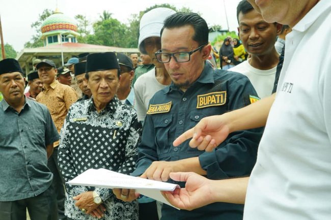 Terban Setahun, Eka Putra Kunjungi Jembatan Sialahan Batu Basa