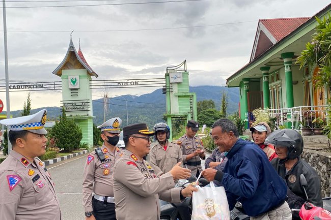 Terdampak Kenaikan Harga BBM, Kapolres Solok Beri Perhatian Khusus Kepada Tukang Ojek dan Sopir Angkot