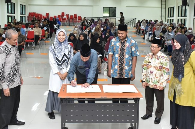 Rektor UIN MY Tandatangai Kontrak, 158 Mahasiswa Baru Bakal Terima Beasiswa KIP Kuliah