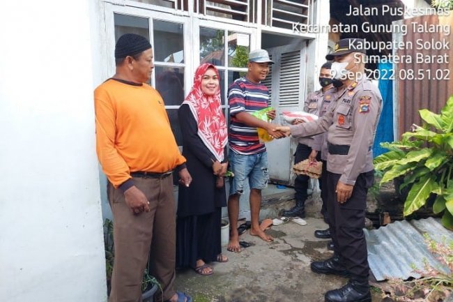Peduli Warga Kurang Mampu, Polsek Gunung Talang Serahkan Paket Sembako 