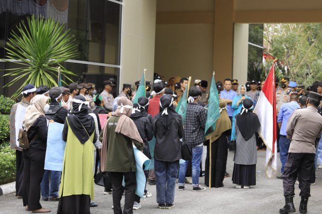 Tolak Kenaikan Harga BBM, Mahasiswa Gelar Aksi Damai di DPRD kota Solok