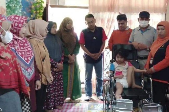 Pemko Padang Panjang Serahkan Bantuan Dua Kursi Roda untuk Warga Disabilitas 