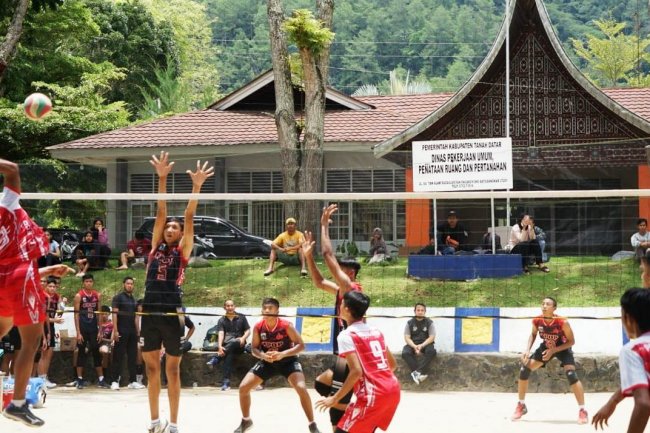 Disaksikan Ketua PBVSI Sumbar, PPOP DKI Jakarta Tundukkan Padang Adios