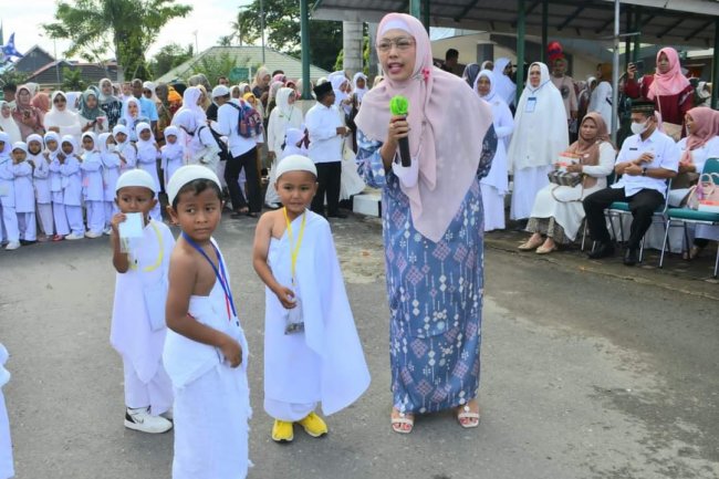 Bunda PAUD Kota Padang Ny. Genny Hendri Septa Buka Manasik Haji 
