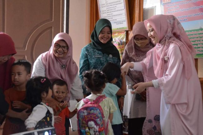 Bunda PAUD dr. Dian Puspita Fadly Amran, Sp.JP Kunjungi Anak-Anak PAUD dan Sosialisasikan Stunting