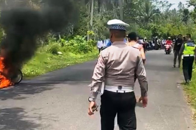 Diduga Akibat Korsleting, Motor Bebek Hangus Terbakar