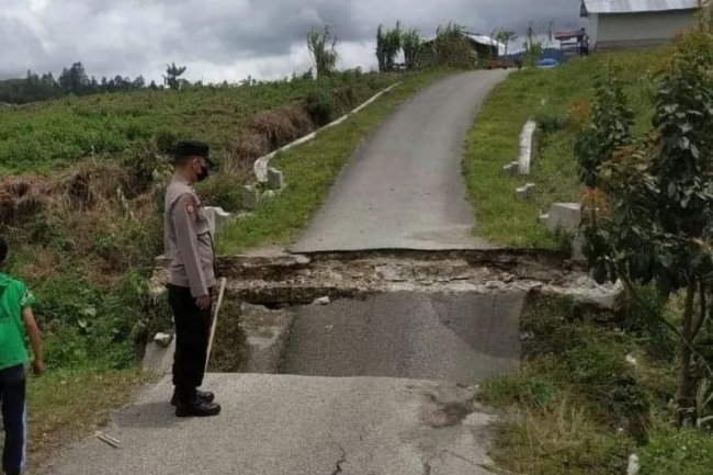 Polsek Danau Kembar Amankan Jembatan Amblas di Simpang Tanjuang Nan Ampek