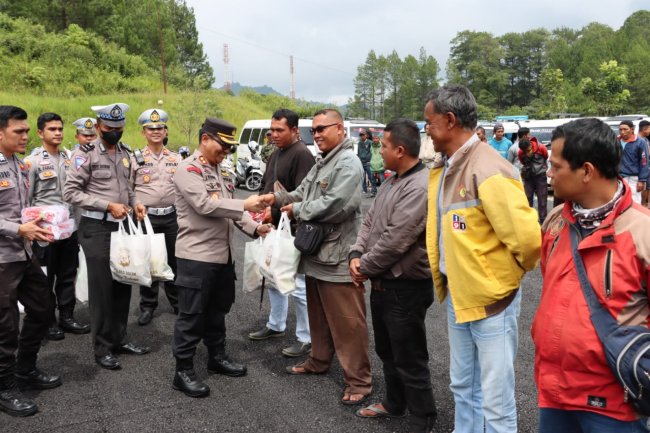 Kembali,  Seratusan Tukang Ojek dan Sopir Oplet Terima Bantuan Sembako dari Kapolres Solok