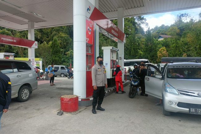 Patroli, Petugas Satuan Samapta Polres Solok  Pantau Aktivitas Sejumlah SPBU dan Pasar