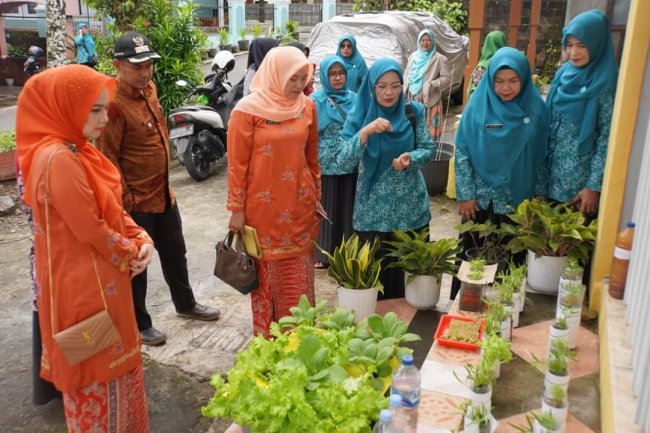 Ketua TP-PKK Kota Padang Panjang  Lakukan Penilaian Lapangan Lomba Gerakan PKK .
