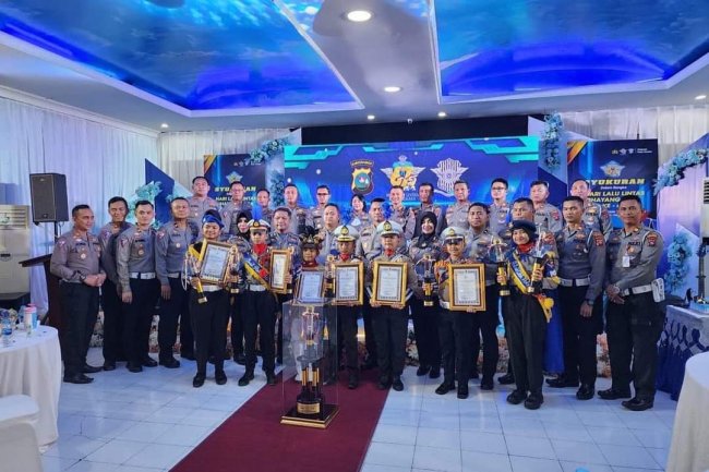 Runner Up Polisi Cilik Sumbar MIS REY Terima Piala dari Kapolda