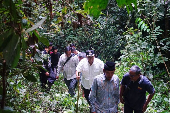 Demi Aspirasi Masyarakat, Richi Aprian Telusuri Jalan Setapak yang Licin