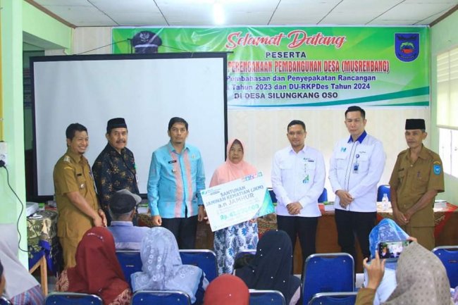 Guru Mengaji Desa Silungkang Oso Terima Santunan JKM BPJS Ketenagakerjaan