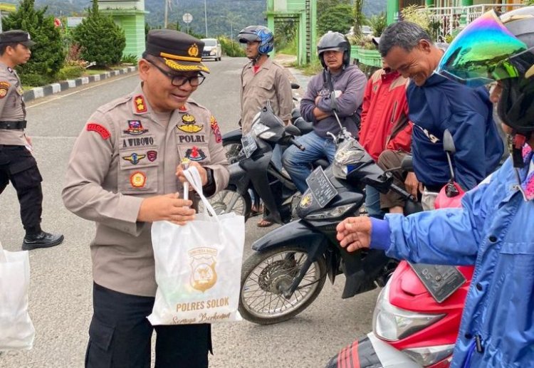 BBM Naik, Kapolres Solok Bagi Sembako ke Pangkalan Ojek dan Supir Angkot