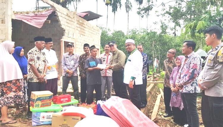 Korban Pohon Tumbang di Sawah Gadang, Terima Bantuan Wabup Sijunjung