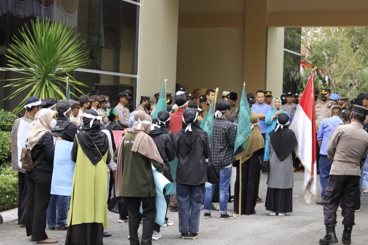 Tolak Kenaikan Harga BBM, Mahasiswa Gelar Aksi Damai di DPRD kota Solok