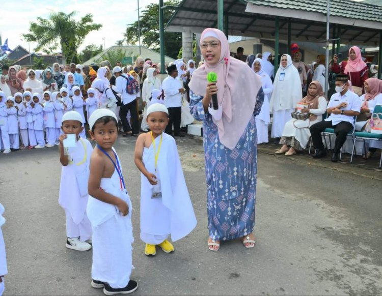 Bunda PAUD Kota Padang Ny. Genny Hendri Septa Buka Manasik Haji 
