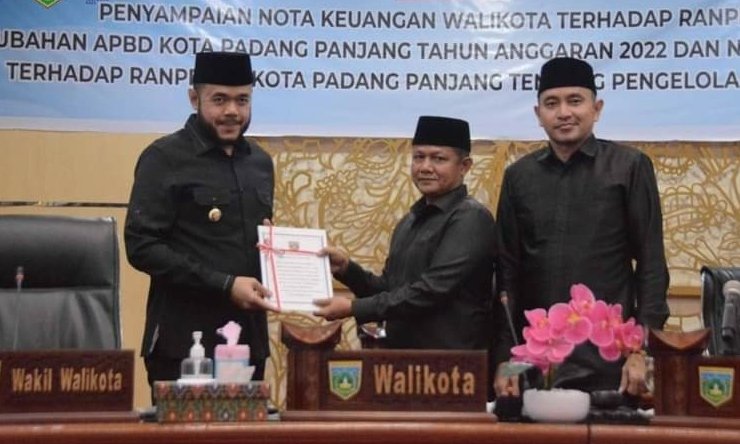 Pemko Padang Panjang Sampaikan Nota Ranperda tentang Pengelolaan Keuangan Daerah ke Dewan 
