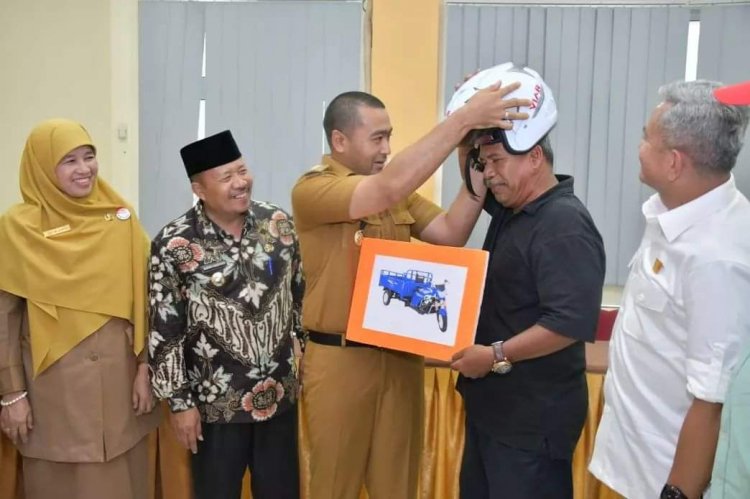 Wagub Sumbar Serahkan Batuan Bagi Koperasi dan Poklahsar Kecamatan Tanjung Mutiara 