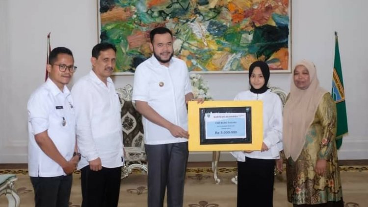 Wali Kota Fadly Amran Bantu Melliana Dwi Zahrani Mahasiswi Universitas Al Azhar Indonesia (UAI) 