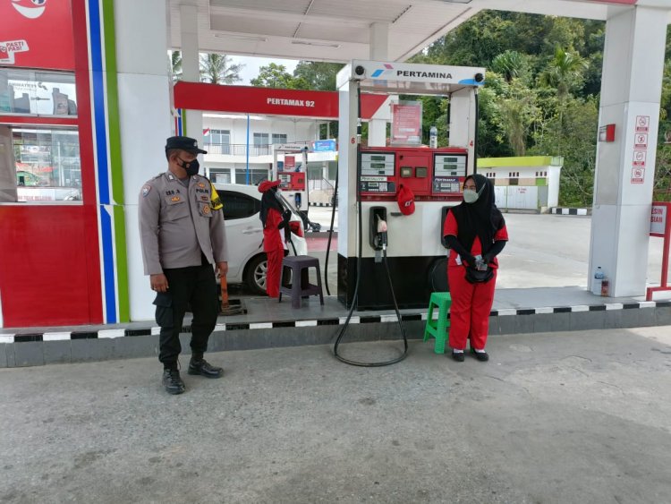 Kembali Gelar Patroli, Personil Polsek Gunung Talang dan Payung Sekaki Edukasi Masyarakat Tentang Kenaikan Harga BBM 