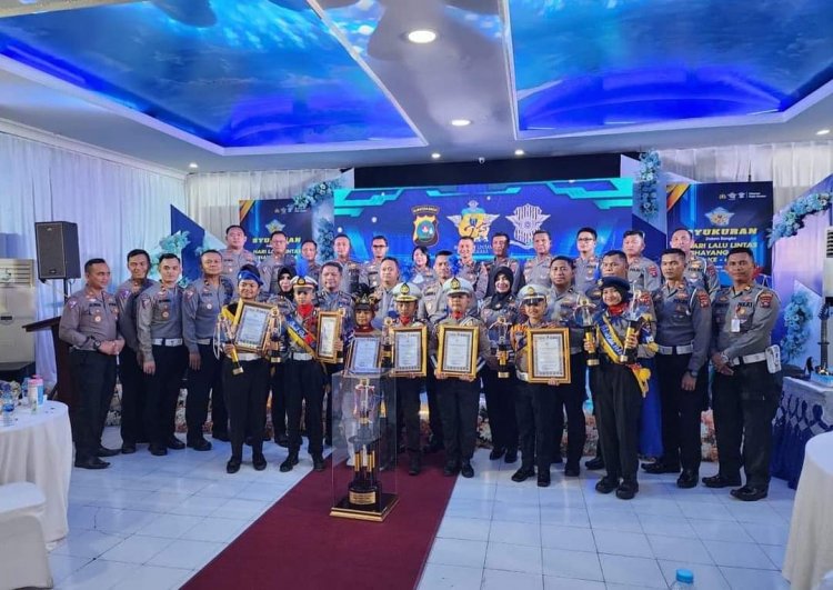 Runner Up Polisi Cilik Sumbar MIS REY Terima Piala dari Kapolda