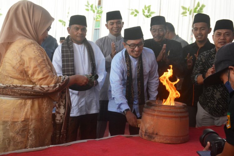 Eka Putra Membakar Tungku Pangek Lapuak, Tanda Festival Pesona Barulak di Mulai