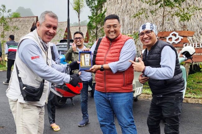 Tak Kenal Waktu dan Tempat, Richi Promosikan Wisata Tanah Datar ke Komunitas Vespa Listrik