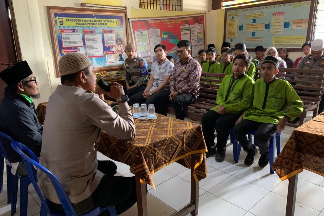 Kapolsek Payung Sekaki Pimpin Do'a Bersama  Atas Peristiwa Stadion Kanjuruhan Malang, Iptu Azirman: Kita Semua Berduka