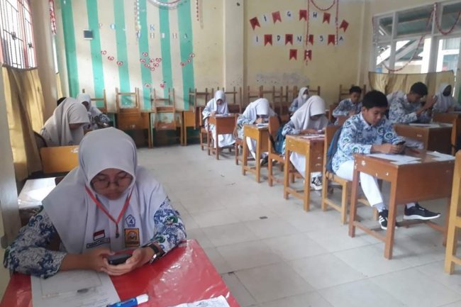 SMP Negeri 4 Padang Panjang Sukses Laksanakan PTS  Pengawasan Online