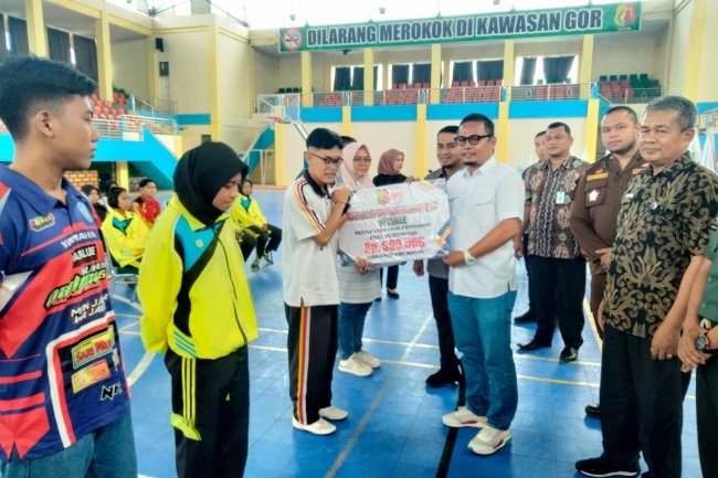 Berikan Motivasi, Atlet Berprestasi dan Potensial di Kota Solok Terima  Dana Pembinaan dari KONI 