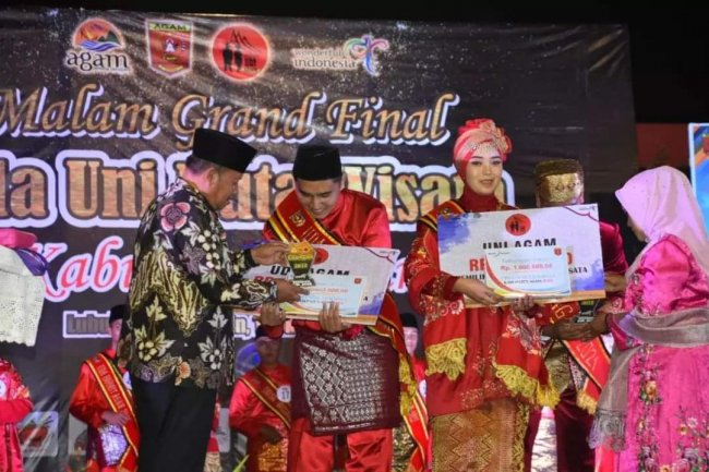 Arif Maulana dan Aulia Rahmi Terpilih Jadi Uda dan Uni Duta Wisata Kabupaten Agam 2022. 