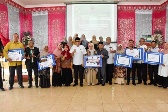 Pelaku Usaha Mikro Kota Padang Terima Bantuan Peralatan Usaha