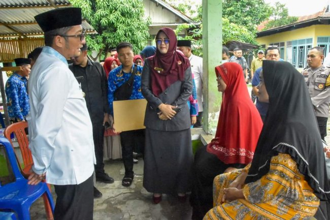 Wako Hendri Septa Serahkan Bantuan Sosial