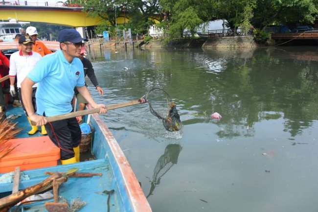 Wali Kota Padang Hendri Keluarkan Bangkai Dari Sungai Batang Arau