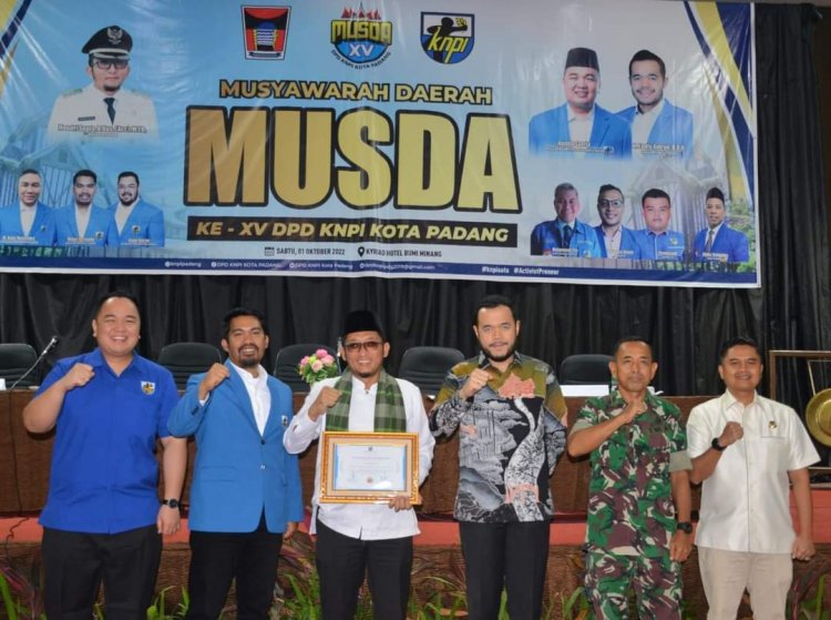 DPD KNPI Kota Padang Menobatkan Hendri Septa Sebagai " Wali Kota Peduli Pemuda "