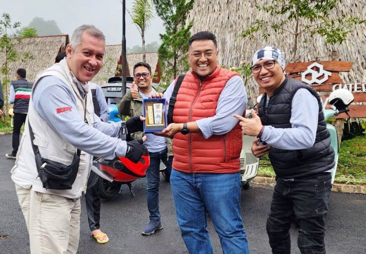 Tak Kenal Waktu dan Tempat, Richi Promosikan Wisata Tanah Datar ke Komunitas Vespa Listrik