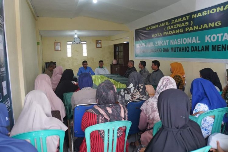 Baznas Padang Panjang Salurkan Zakat Kepada 51 Mustahiq 