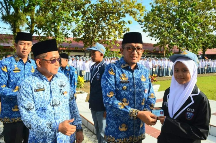 Wako Hendri Septa Serahkan KTP Bagi Siswa SMAN 5 Padang