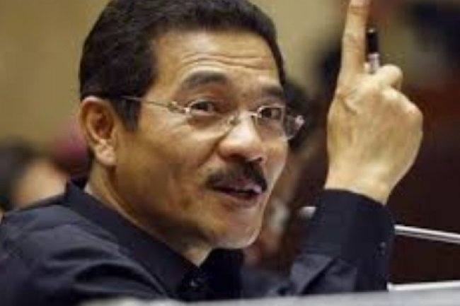 MENGIKHLASKAN PIUTANG