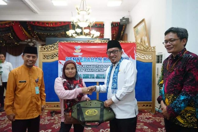 Kemensos RI Serahkan Bantuan Kewirausahaan di Tanah Datar 