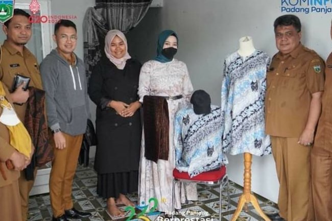 Penyandang Disabilitas Padang Panjang Dapat Seragam Batik