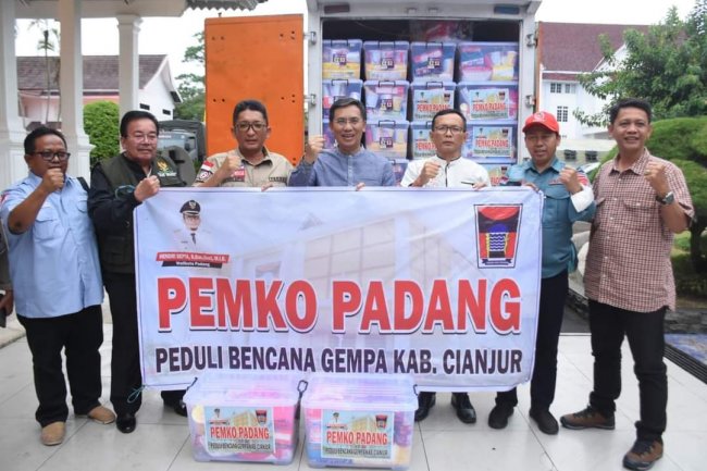 Peduli Gempa Cianjur,  Wali Kota Padang Hendri Septa Antarkan Langsung Bantuan