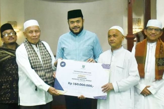 Bebaskan Lahan Parkir Masjid Jihad, Wali Kota Padang Panjang Serahkan Bantuan 150 Juta 