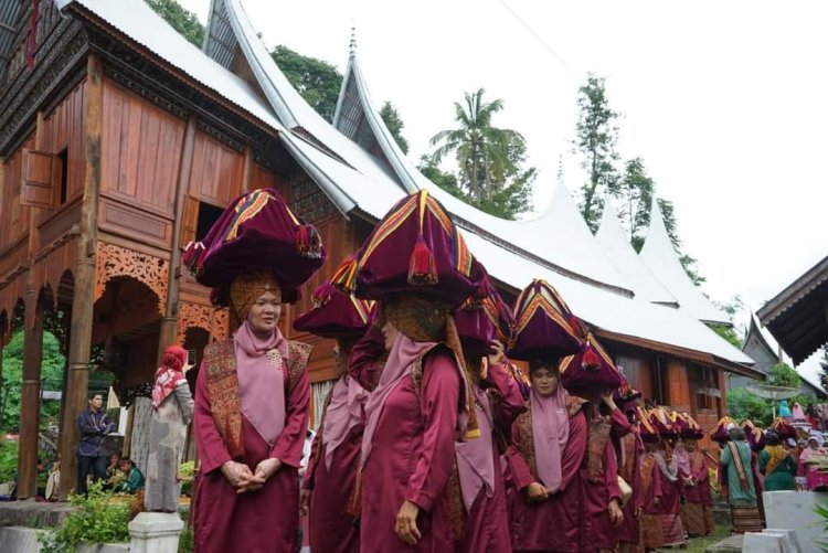 Gubernur Mahyeldi Hadiri Festival Danau Singkarak "Pesona Sumpu" 