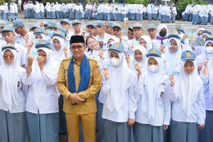 61 Siswa SMA Negeri 10 Padang Terima e-KTP Dari Wali Kota Hendri Septa 