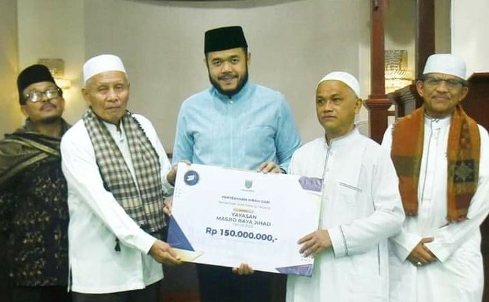 Bebaskan Lahan Parkir Masjid Jihad, Wali Kota Padang Panjang Serahkan Bantuan 150 Juta 