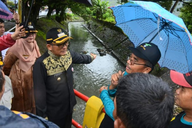 Atasi Genangan Air, Pemko Padang Keruk Sedimen Sepanjang Banda Jati 
